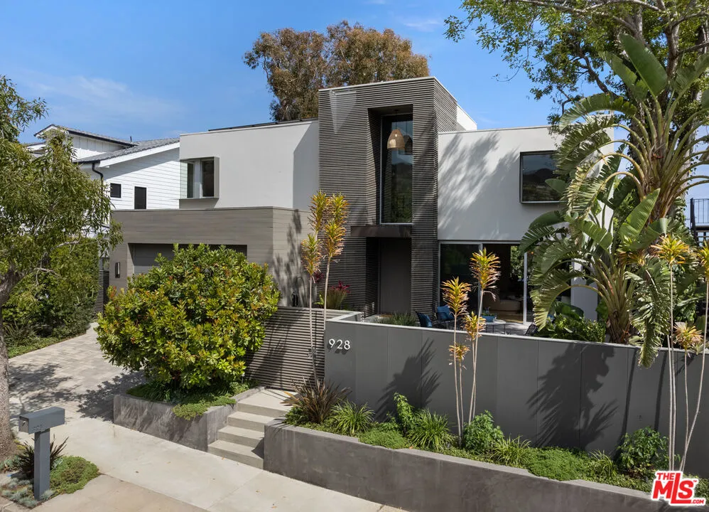928 Las Lomas Ave