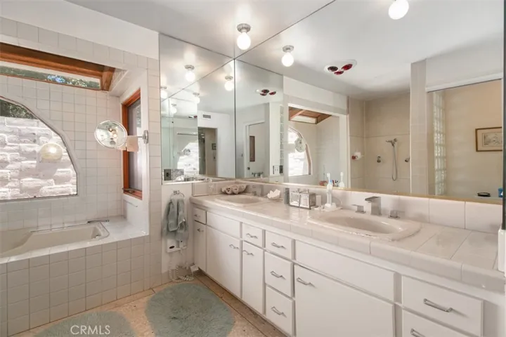 Primary  en-suite bathroom