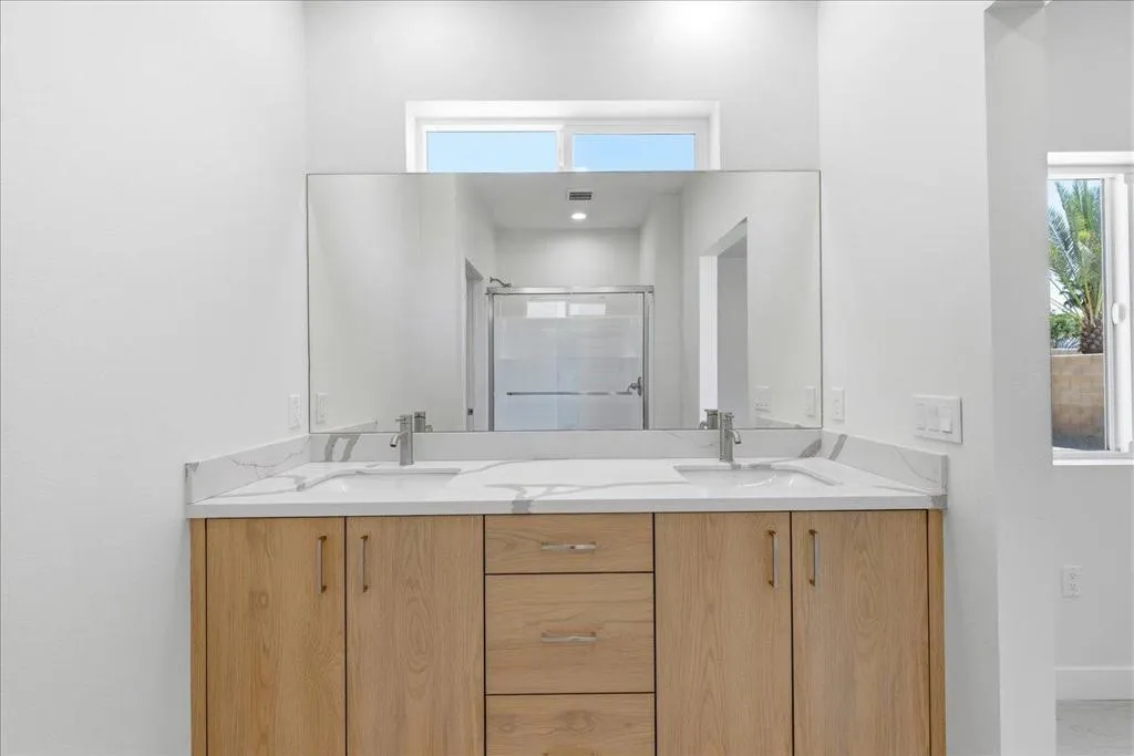 18-68160 Modalo Rd - Primary Bathroom