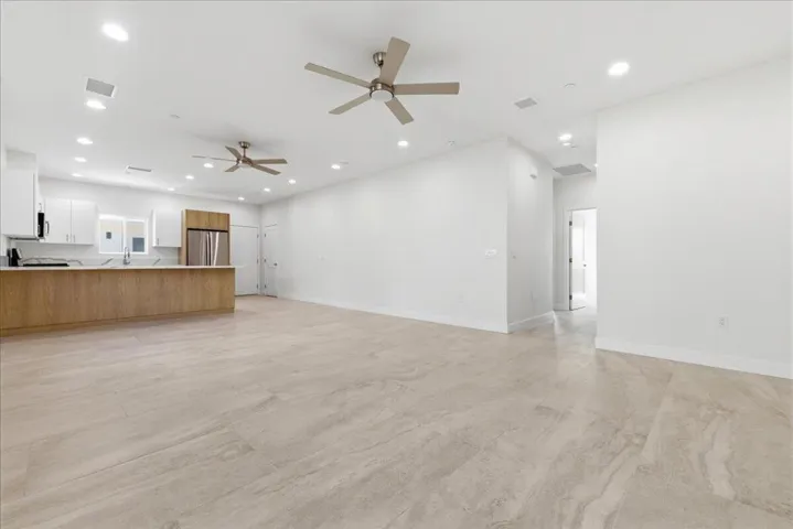 09-68160 Modalo Rd - Living Room