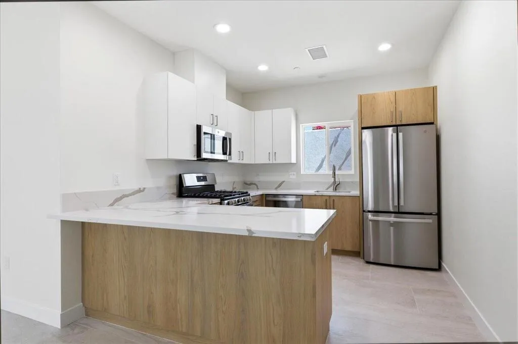 39-68162 Modalo Rd - Kitchen