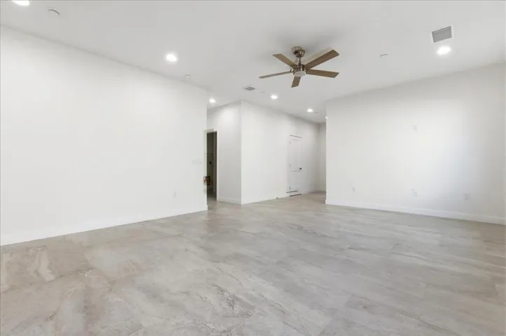 08-68160 Modalo Rd - Living Room