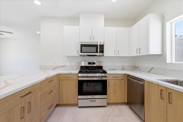 40-68162 Modalo Rd - Kitchen