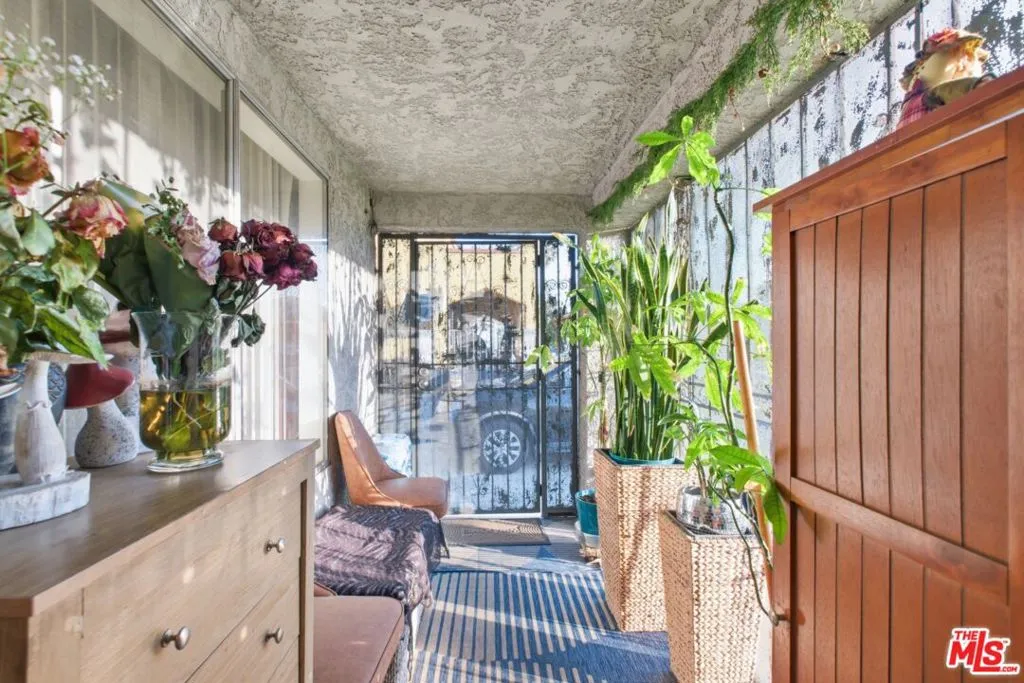 Front unit enclosed patio