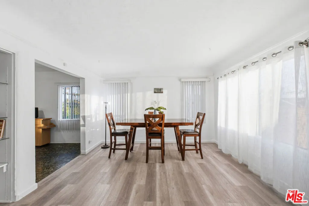 Rear unit dining area