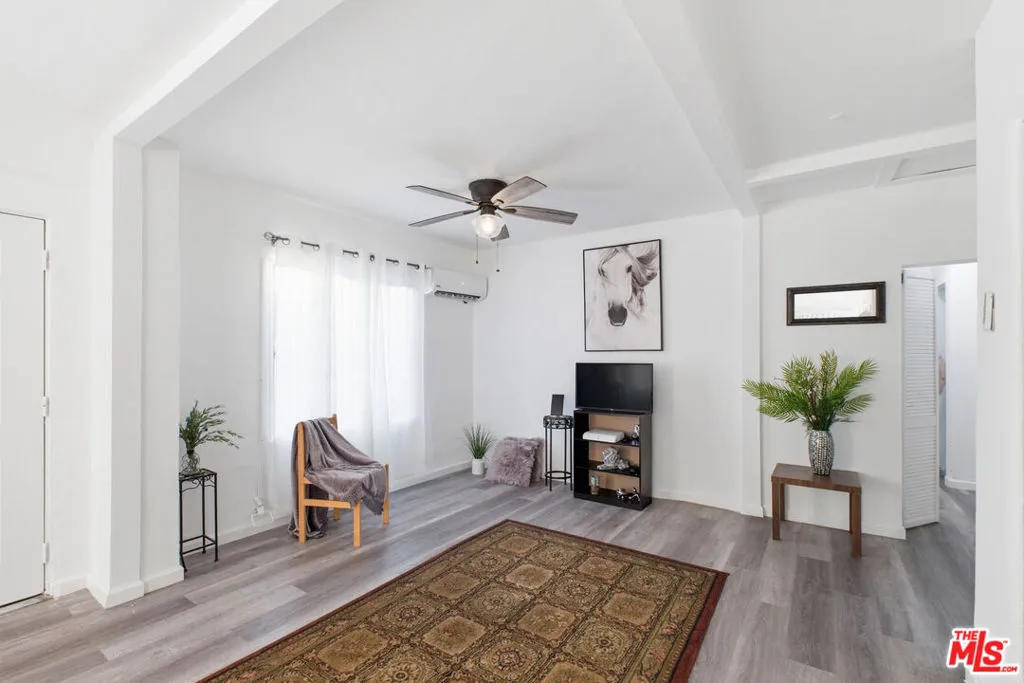 Rear unit living room