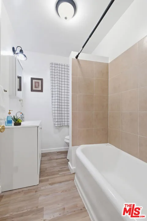 Rear unit bathroom 1