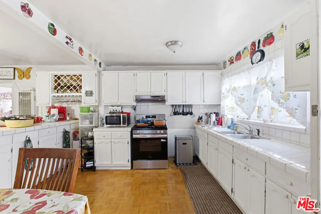 Front unit large kitchen