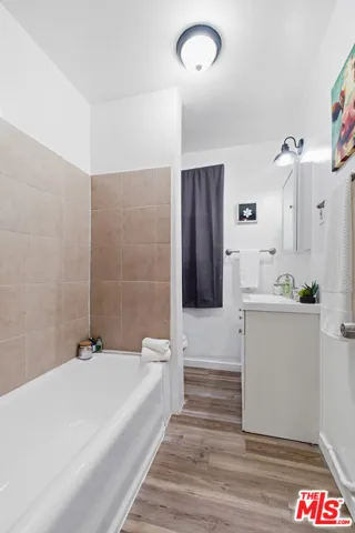 Rear unit bathroom 2