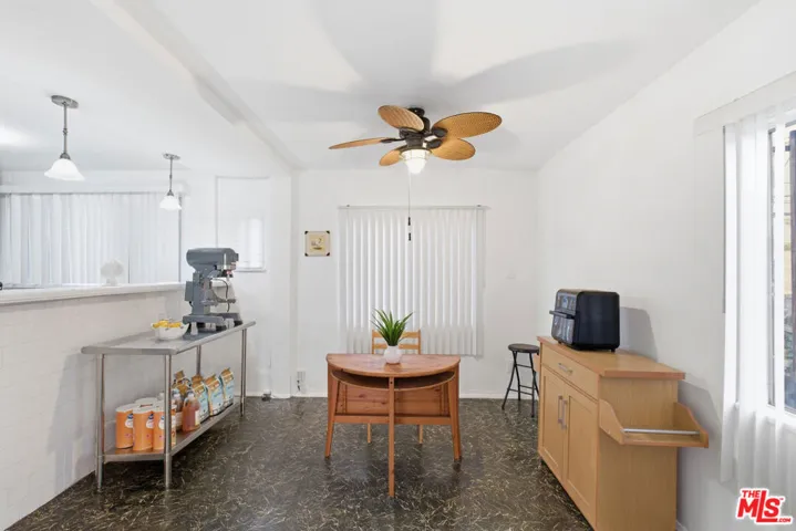 Rear unit breakfast nook