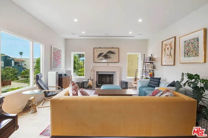 8021 Blackburn Avenue U, Los Angeles, California 90048