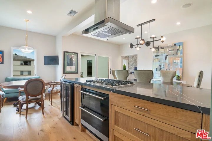 8021 Blackburn Avenue U, Los Angeles, California 90048