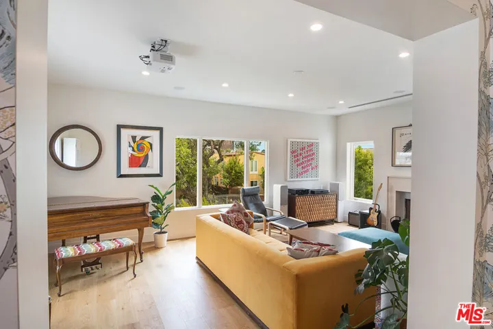 8021 Blackburn Avenue U, Los Angeles, California 90048