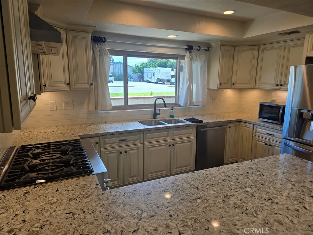Kitchen w/ Thermador  36 inch 6 burner stove