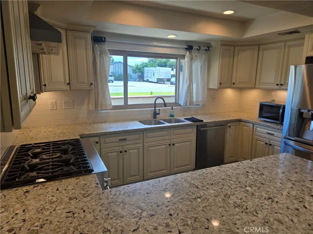Kitchen w/ Thermador  36 inch 6 burner stove