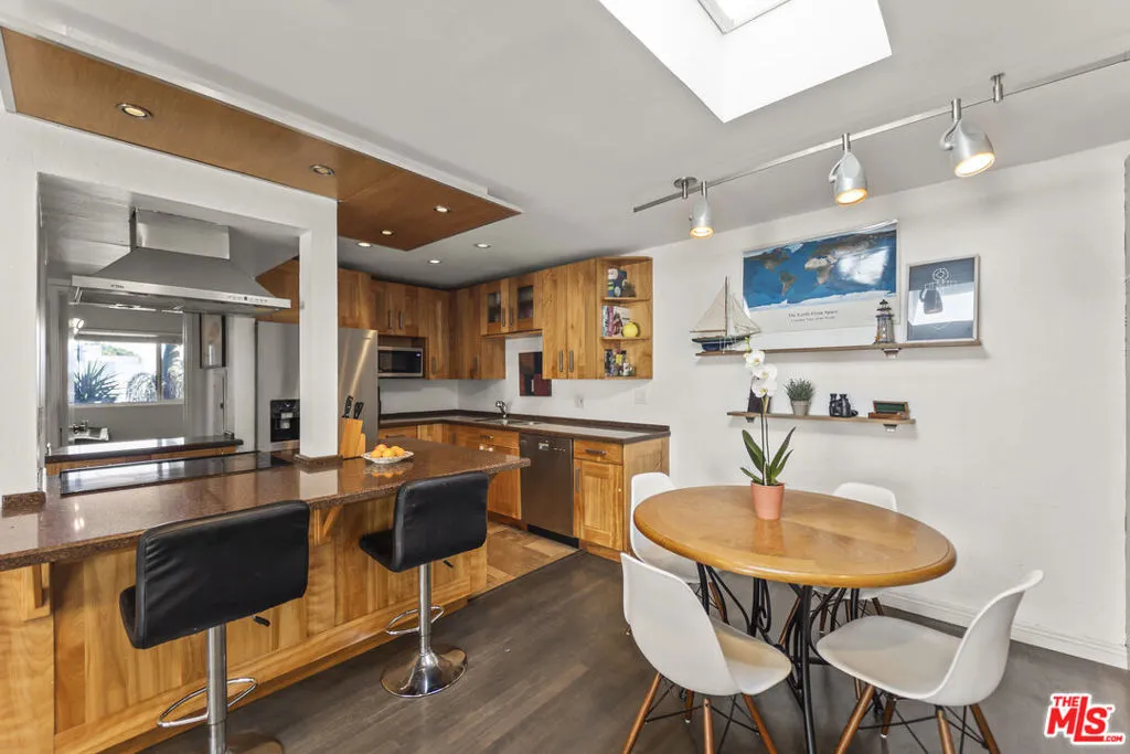 Dining Area and Breakfast Bar