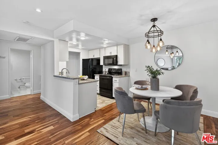 8530 Holloway Drive 303, West Hollywood, California 90069