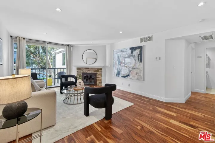 8530 Holloway Drive 303, West Hollywood, California 90069