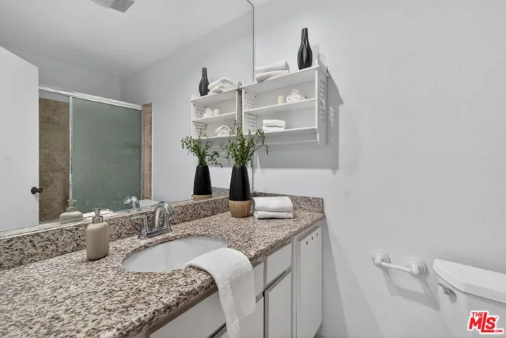 8530 Holloway Drive 303, West Hollywood, California 90069