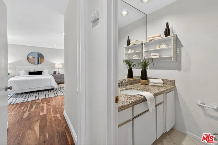 8530 Holloway Drive 303, West Hollywood, California 90069