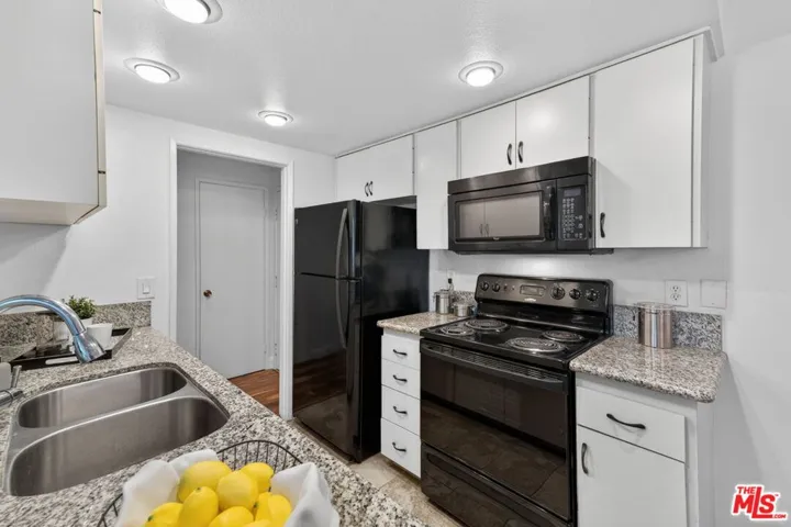 8530 Holloway Drive 303, West Hollywood, California 90069