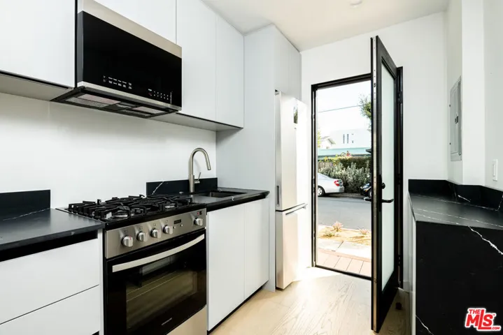 1325 Cabrillo Avenue 11, Venice, California 90291