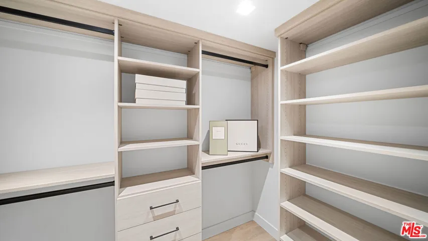153 San Vicente Boulevard 2j, Santa Monica, California 90402