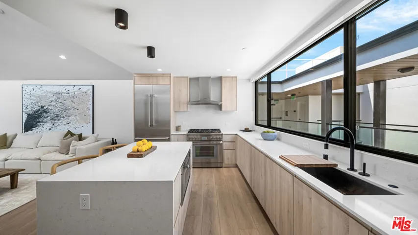 153 San Vicente Boulevard 2j, Santa Monica, California 90402