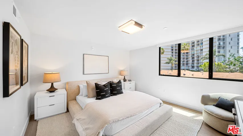 153 San Vicente Boulevard 2j, Santa Monica, California 90402