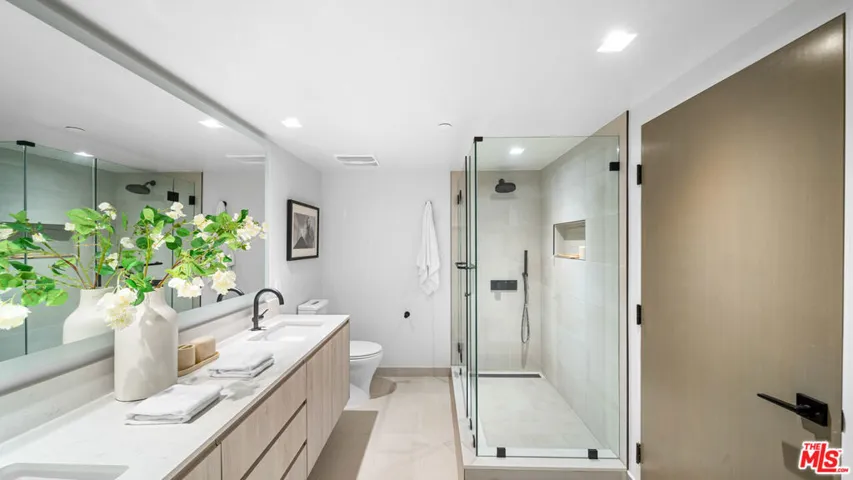 153 San Vicente Boulevard 2j, Santa Monica, California 90402
