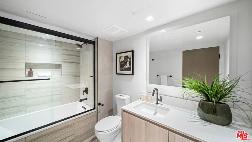 153 San Vicente Boulevard 2j, Santa Monica, California 90402