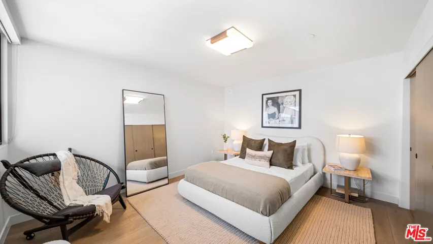 153 San Vicente Boulevard 2j, Santa Monica, California 90402