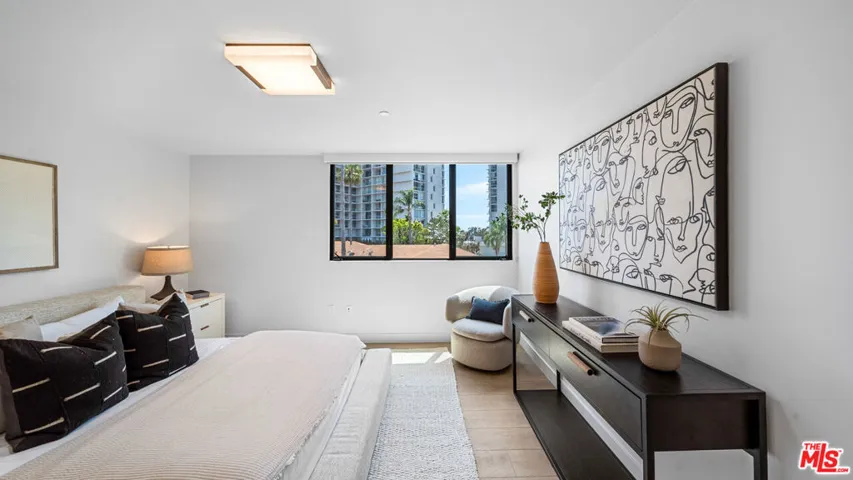 153 San Vicente Boulevard 2j, Santa Monica, California 90402
