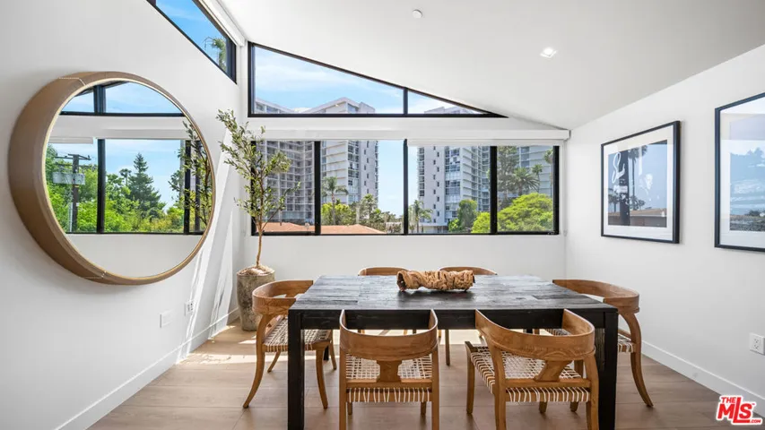 153 San Vicente Boulevard 2j, Santa Monica, California 90402