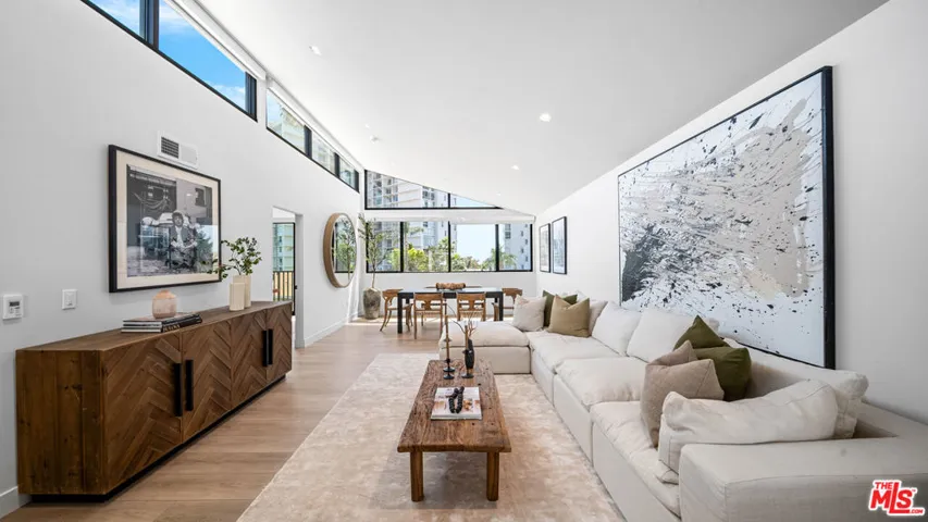153 San Vicente Boulevard 2j, Santa Monica, California 90402