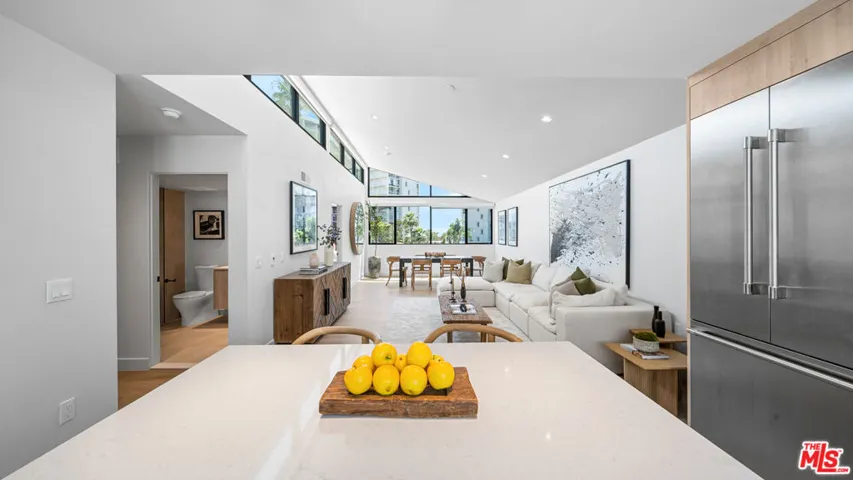 153 San Vicente Boulevard 2j, Santa Monica, California 90402