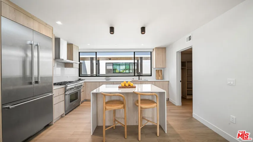 153 San Vicente Boulevard 2j, Santa Monica, California 90402