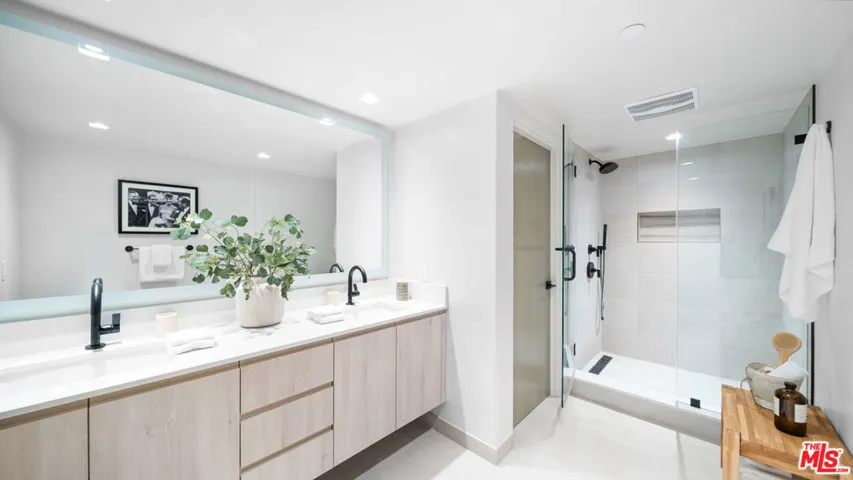 153 San Vicente Boulevard 2j, Santa Monica, California 90402