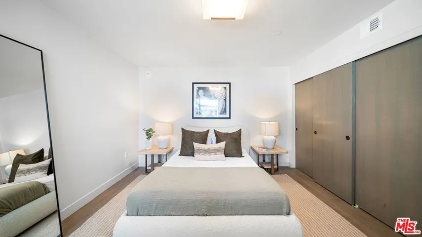 153 San Vicente Boulevard 2j, Santa Monica, California 90402