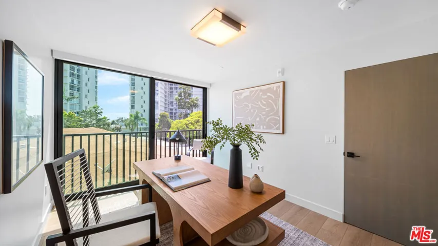 153 San Vicente Boulevard 2j, Santa Monica, California 90402