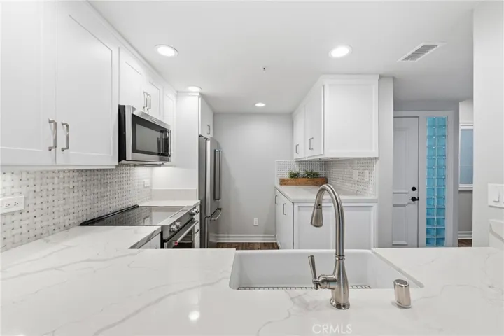 2243 Martin 218, Irvine, California 92612