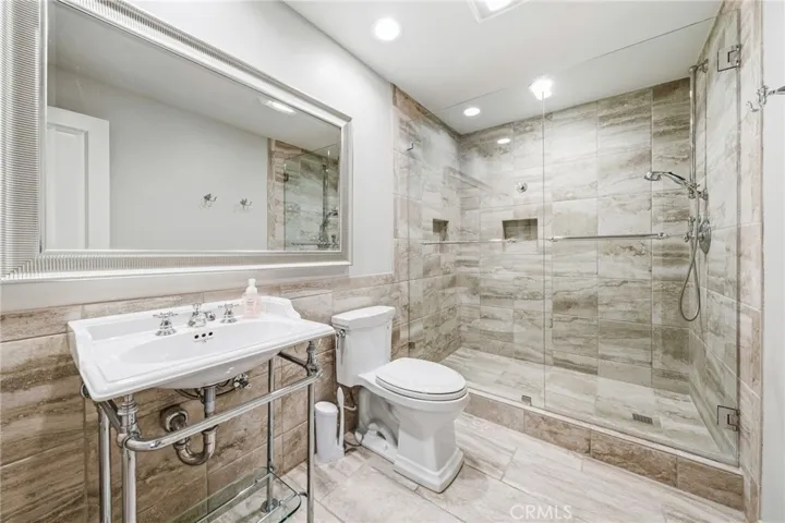 2243 Martin 218, Irvine, California 92612