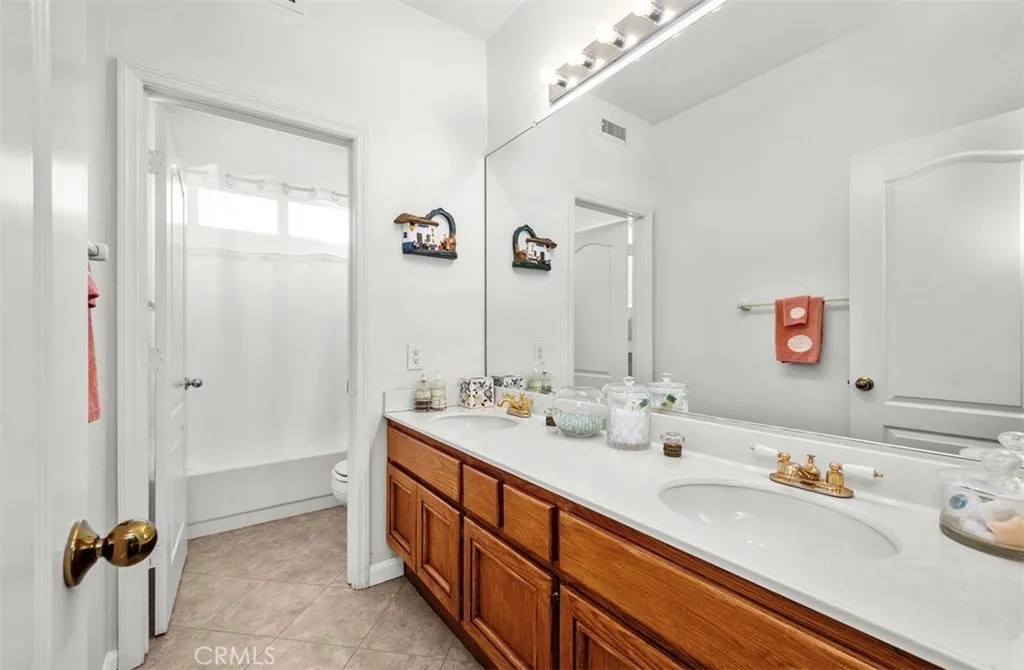 Bathroom between bedrooms upstairs