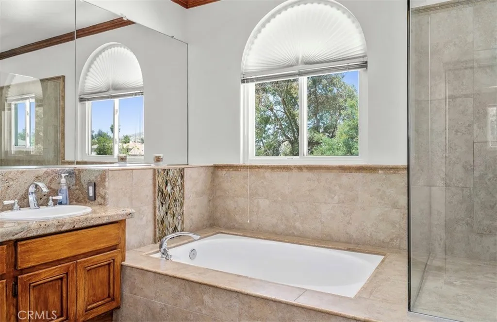 Master suite tub