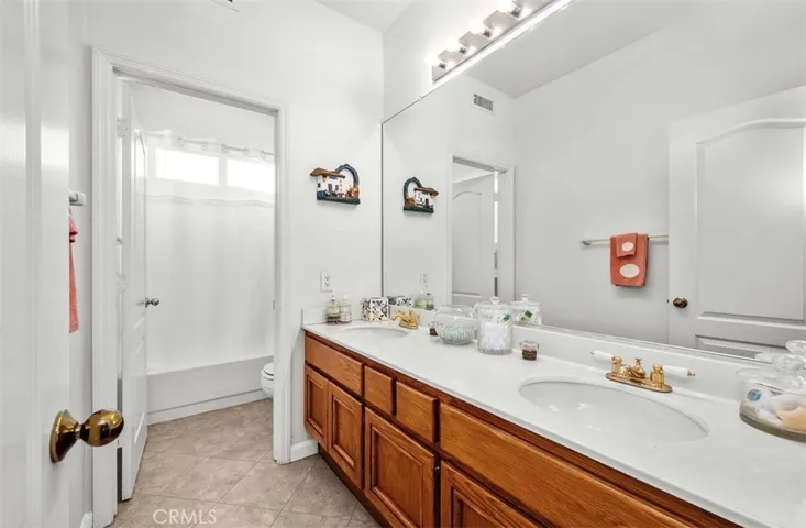 Bathroom between bedrooms upstairs