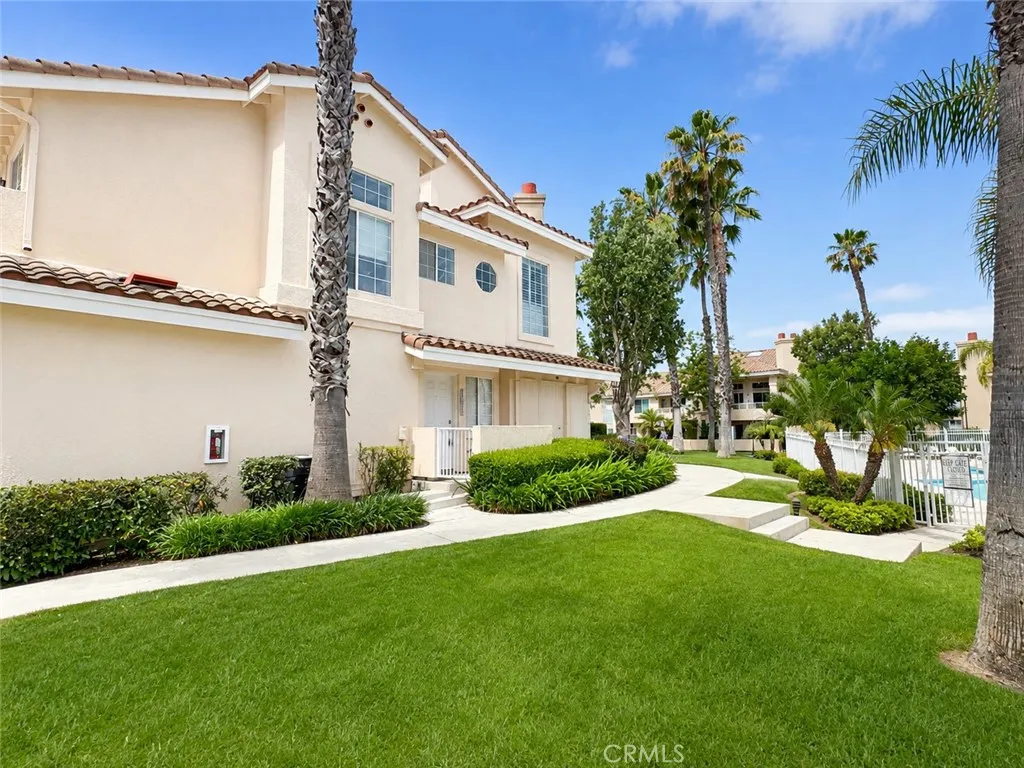 27911 Via Crespi is the perfect place to settle down.