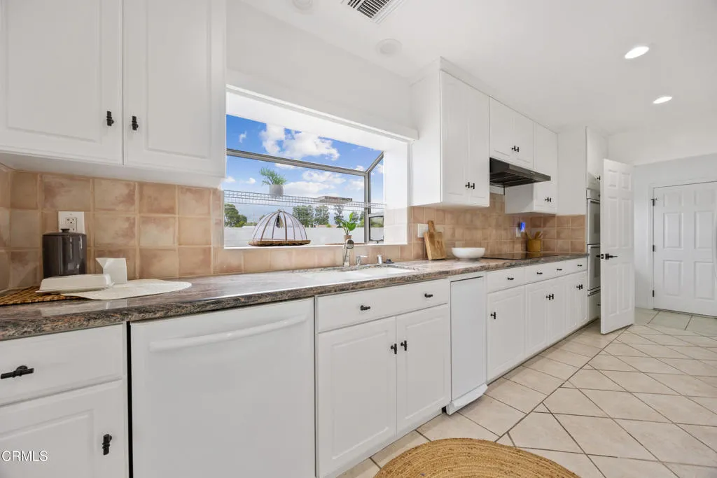 7015 Charrick-16