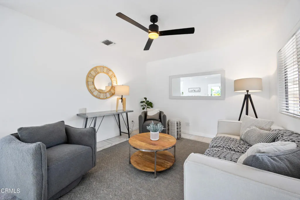7015 Charrick-20