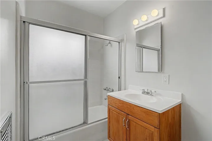 1051 3rd St - Bathroom with Shower and Tub
