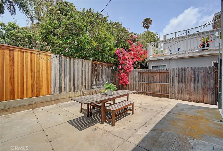 Cozy Gated Yard